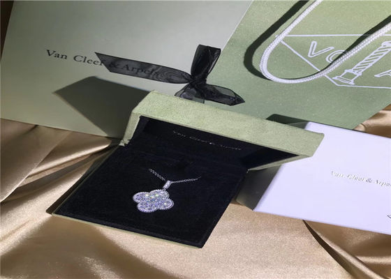 Customized 18K Gold Diamond Jewelry with D E F Color and VS1 Clarity Design