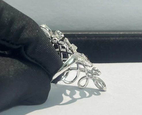 Perhiasan mewah yang dibuat khusus dengan personalisasi merek eksklusif