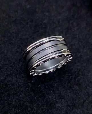 18K Gold Luxury Brand Perhiasan Cincin Dengan Dua 18 Kt White Gold Loops Dan Keramik Hitam Spiral
