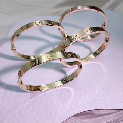 Gelang LOVE Model Klasik Emas 18K Ukuran Sedang Lebar 6.1mm Sistem Pengikat Asli dengan Dua Sekrup dan Obeng