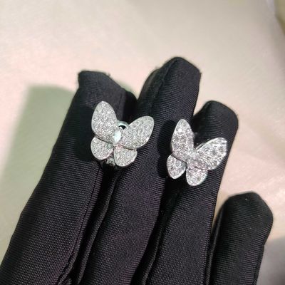 Anting-anting Dua Kupu-kupu Kustom Emas Putih 18K Gaya Modern dengan Batu Permata Berlian dan Bunga